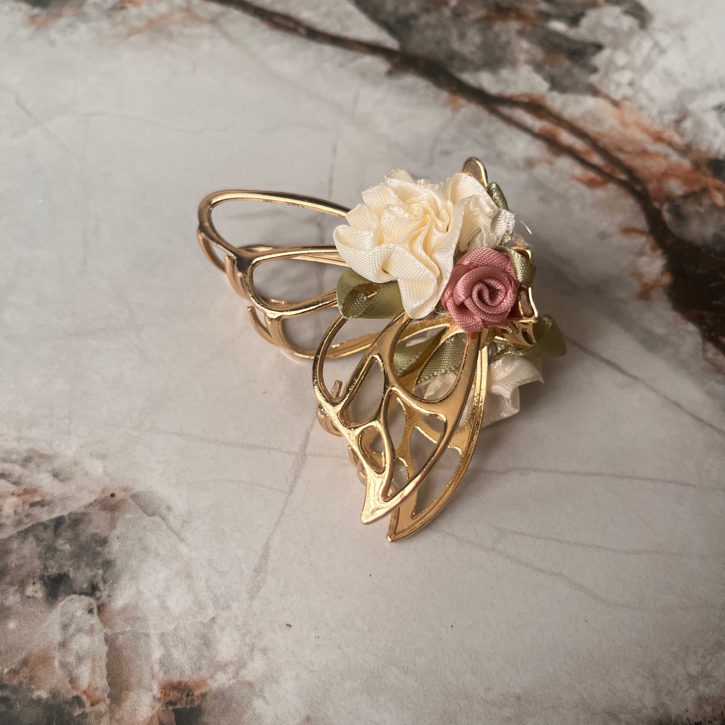 مشبك شعر معدن ذهبي شكل فراشة Golden metal butterfly hair clip