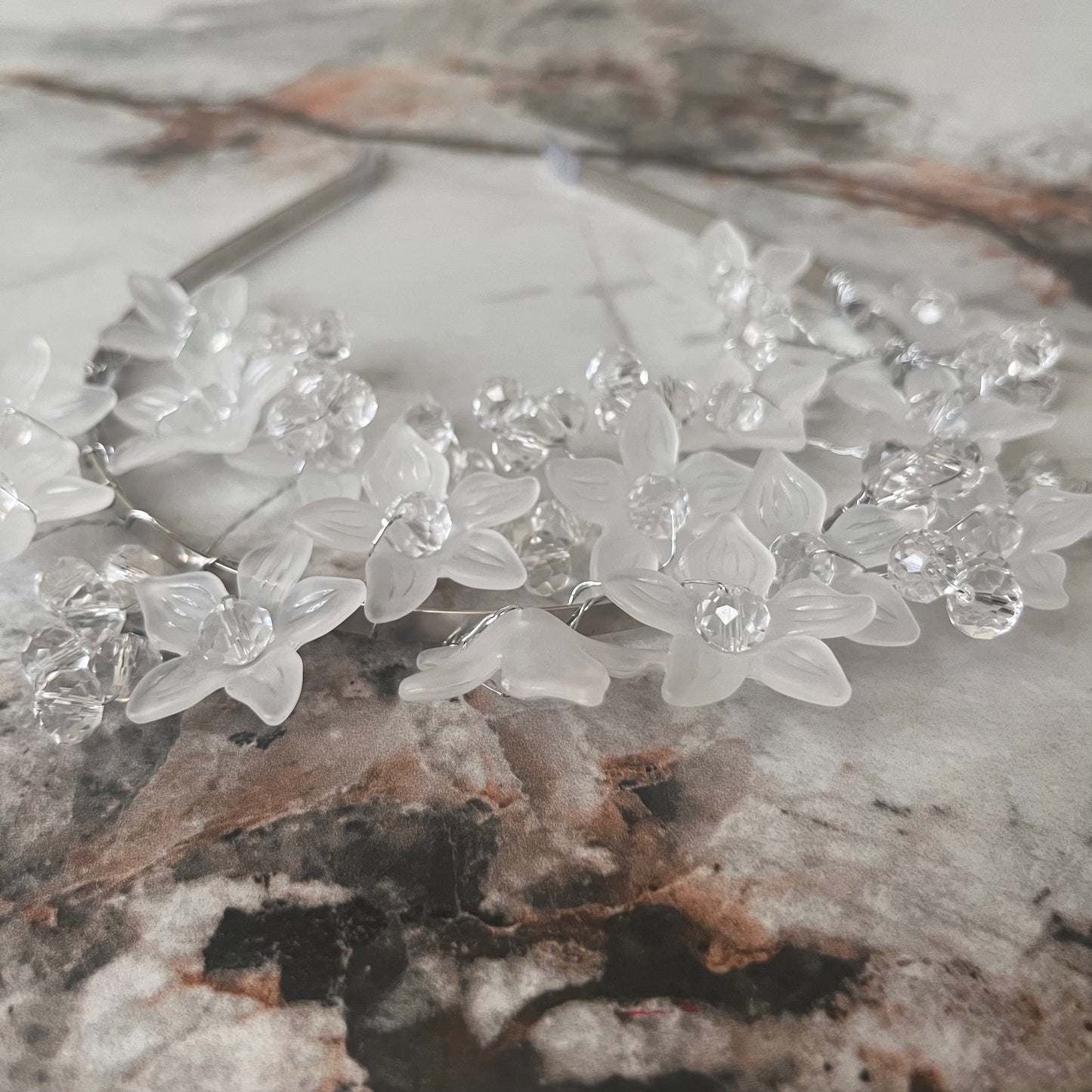 تاج أنيق مزين بأزهار Chic floral headband