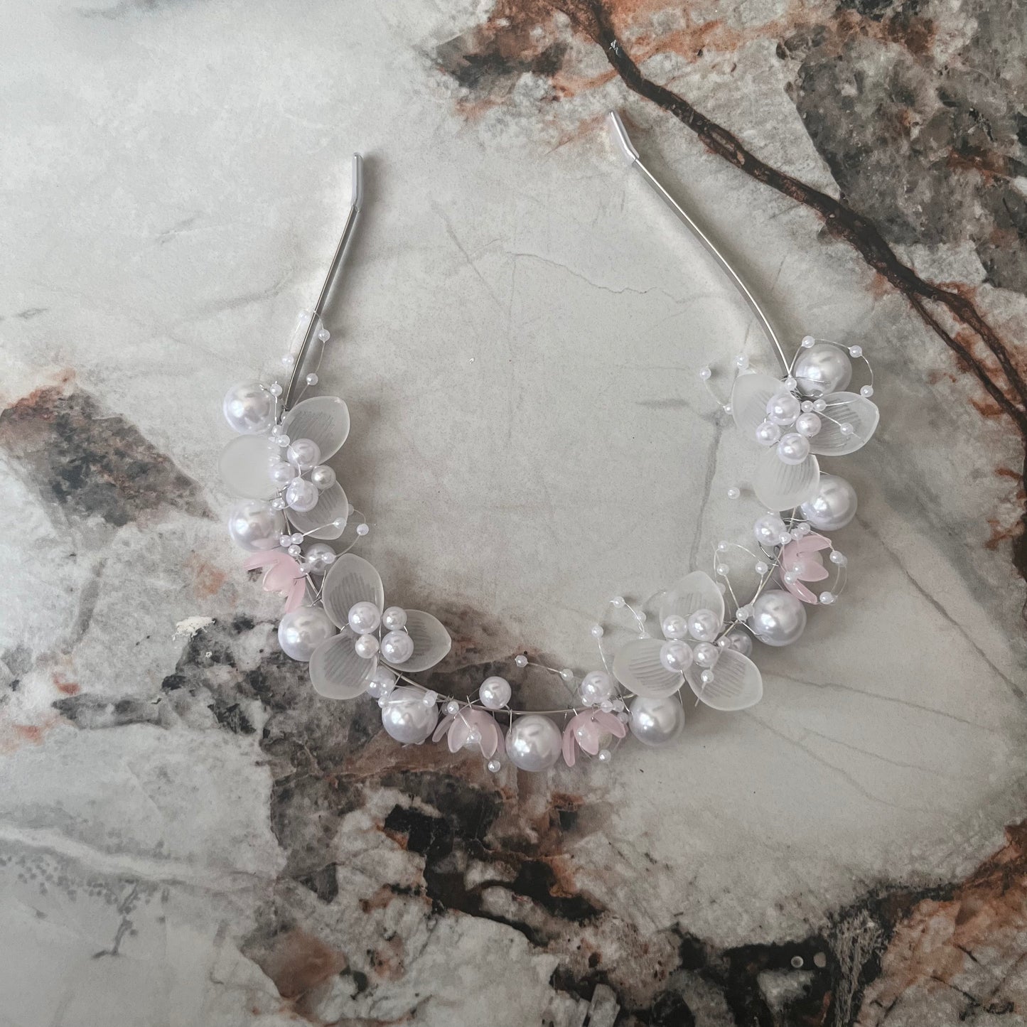 تاج أنيق مزين بخرز ولولو Chic pearl headband
