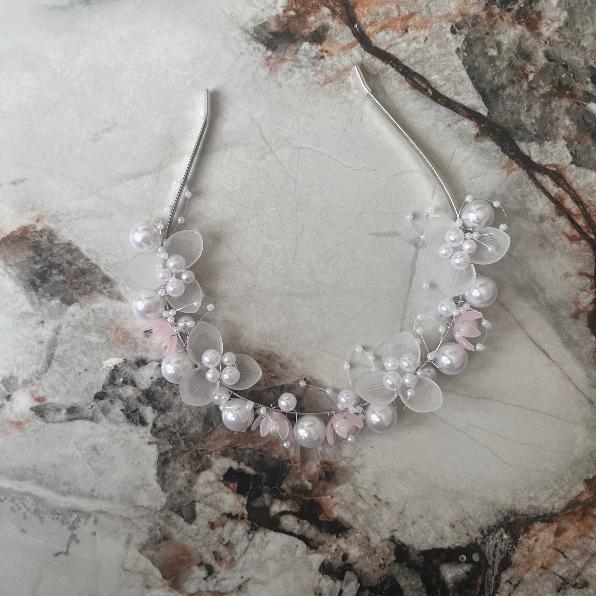 تاج أنيق مزين بخرز ولولو Chic pearl headband