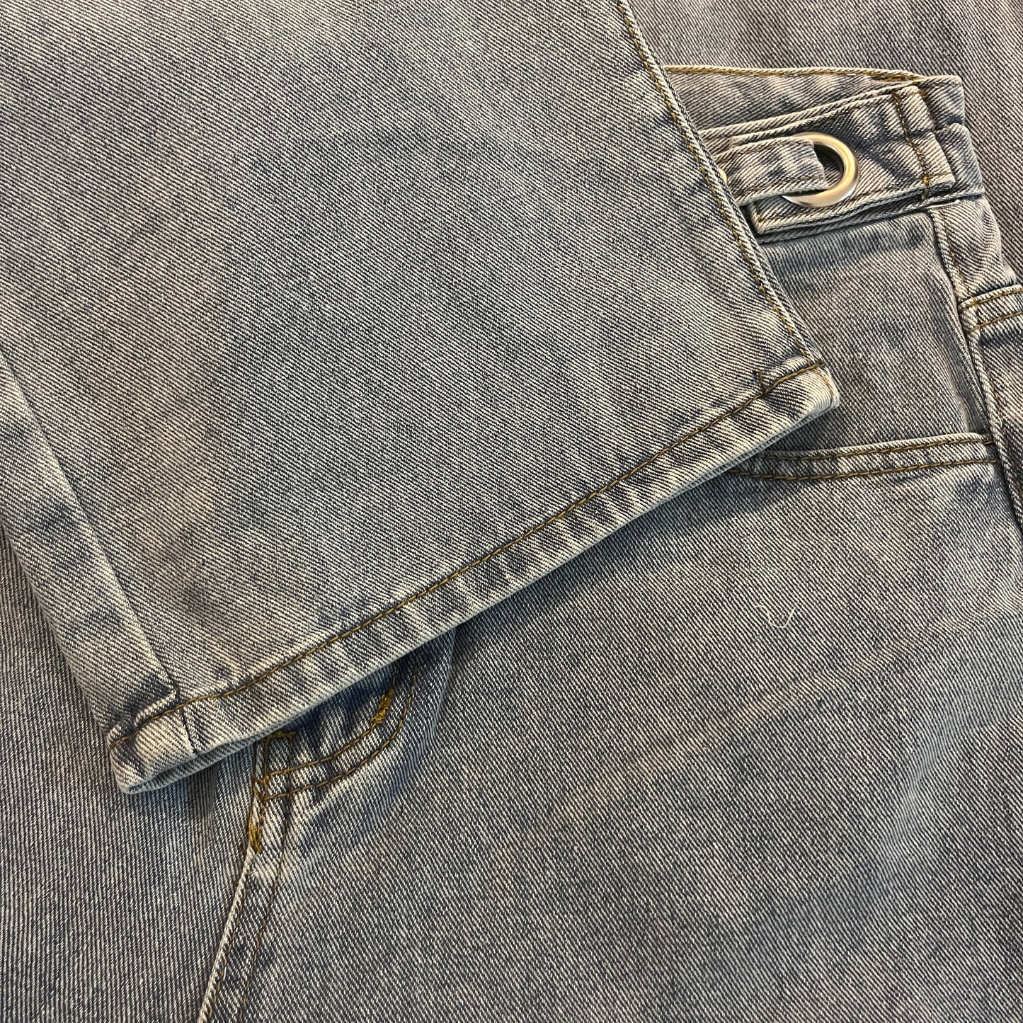Solid color wide leg jeans بنطلون جينز أزرق فاتح بساق واسع موحد اللون