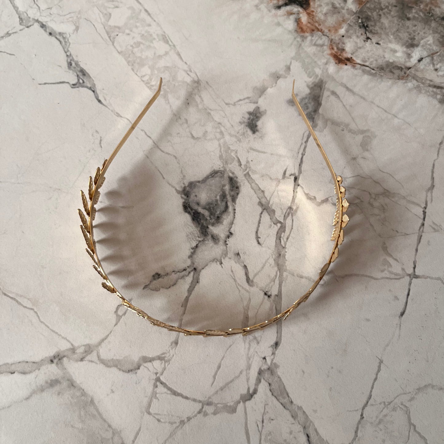 تاج أنيق ذهبي مزين بأوراق Chic with gold leafs headband