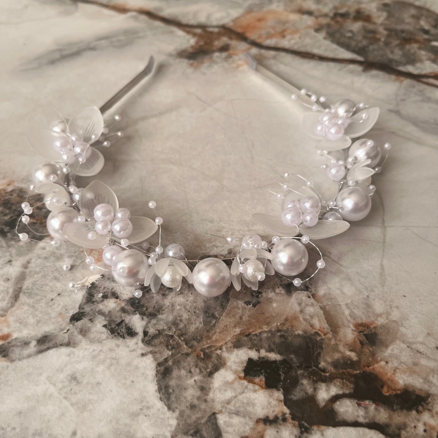 تاج أنيق مزين بخرز ولولو Chic headband