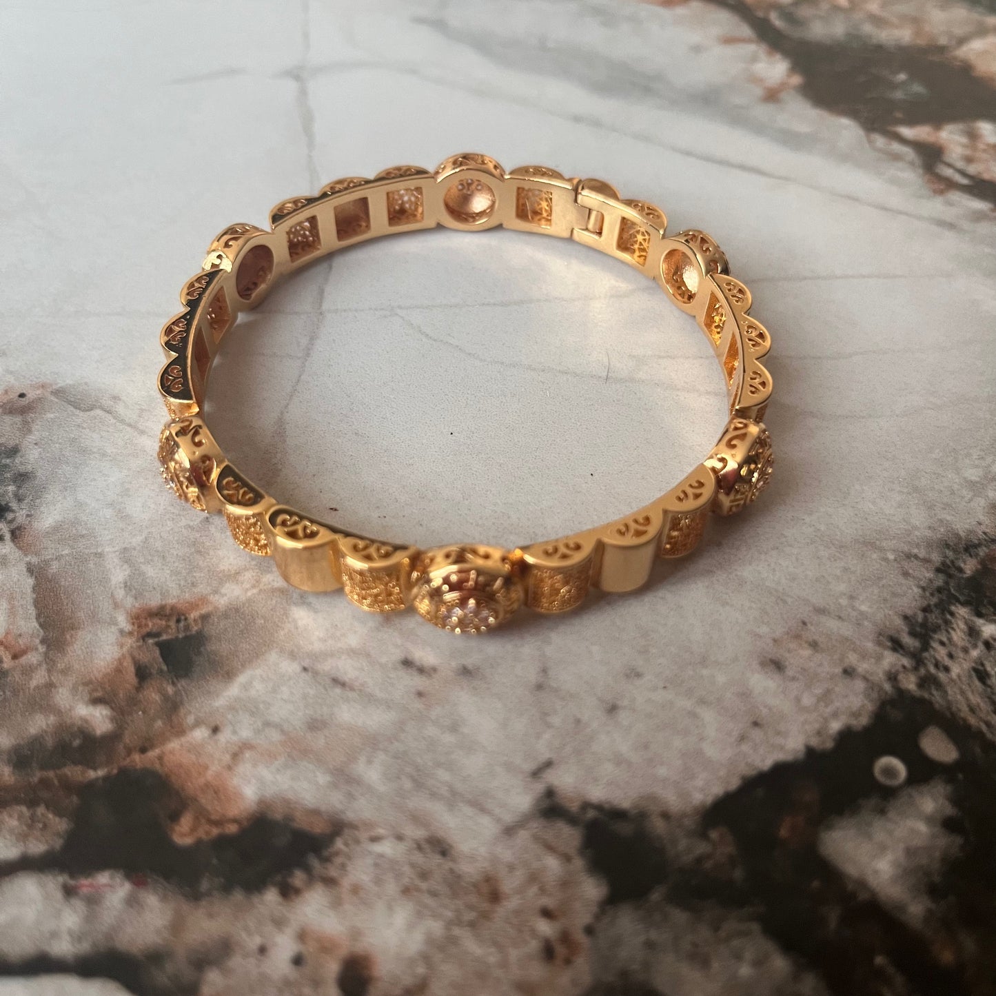 بنجري بنقوش وفص ابيض مطلي Elegant women's bracelet