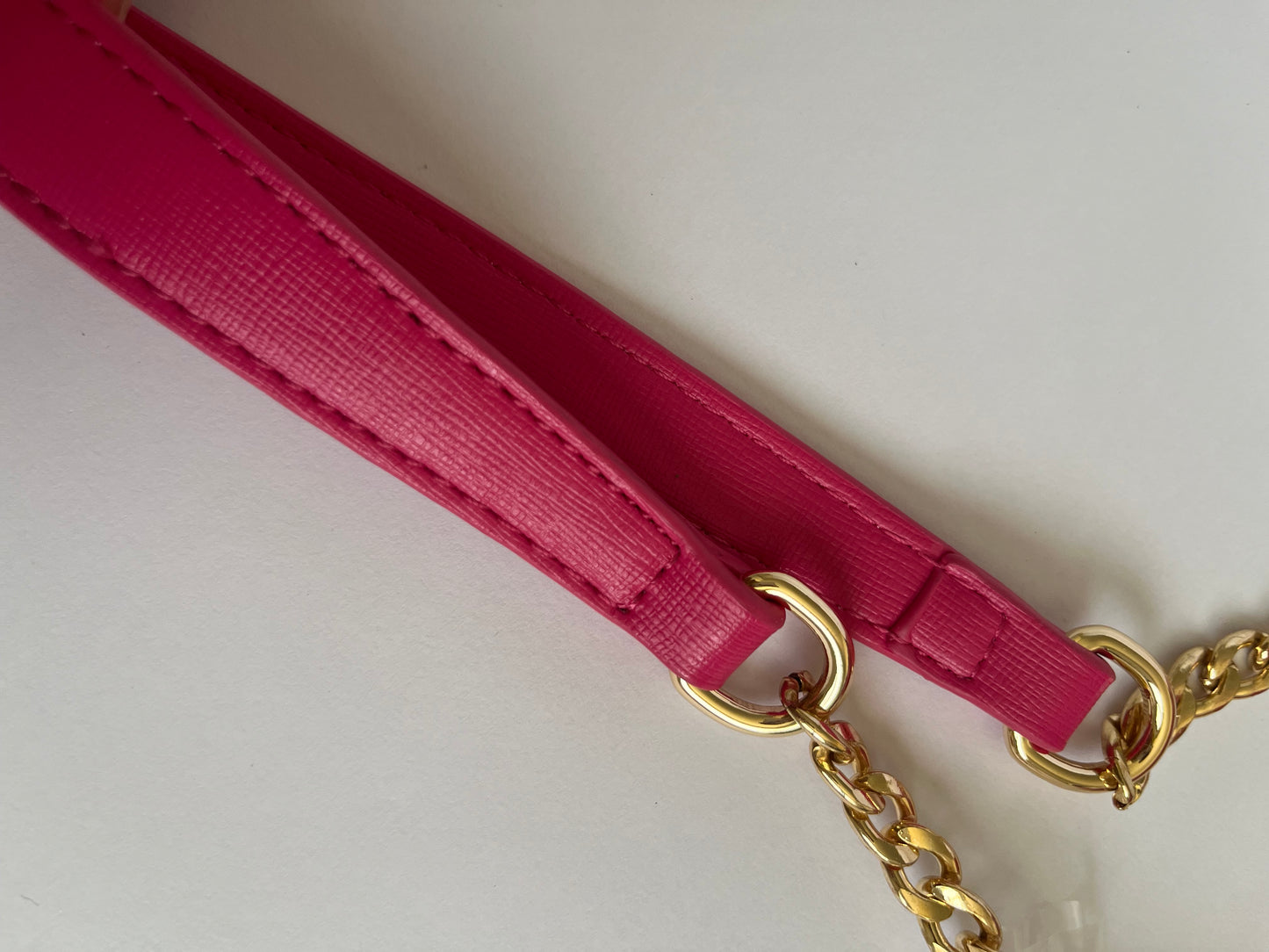 حقيبة يد وردي فوشيا مبطنة مزينة بشعار QUILTED EMBELLISHED EMBLEM FUCHSIA PINK COLOR HAND BAG