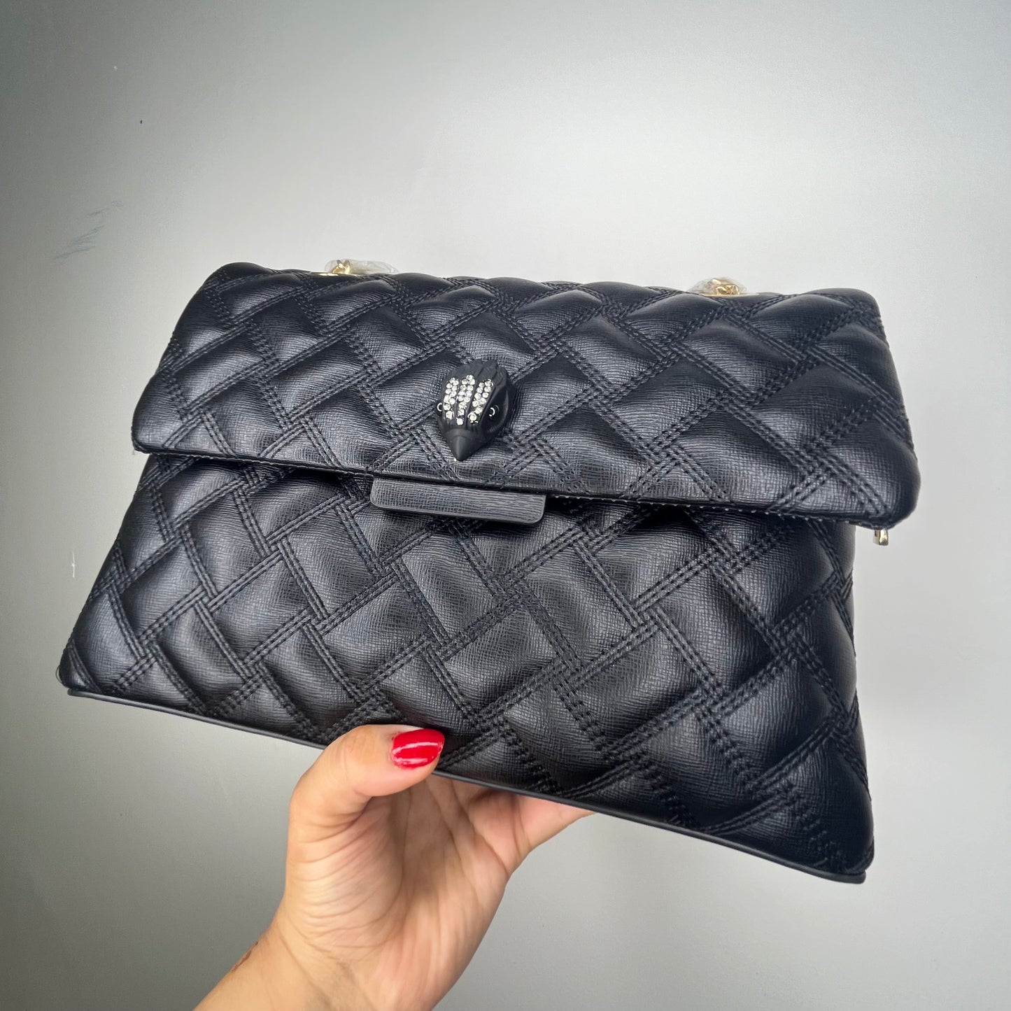 حقيبة يد سوداء مبطنة مزينة بشعار QUILTED EMBELLISHED EMBLEM BLACK HAND BAG