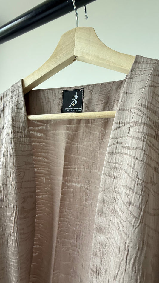 تفصيل عباية يومية بنمط زيبرا ، لون بني ذهبي بقصة البشت ، Daily brown zebra pattern bisht style cut abaya.