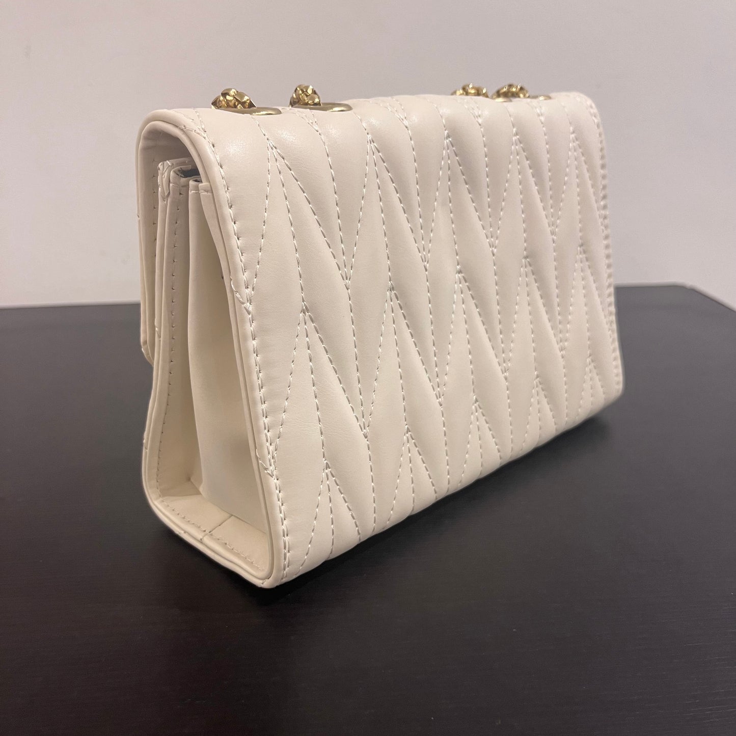 حقيبة كتف صغيرة بيضاء مبطنة Quilted White Leather Cross Body Small Shoulder Bag