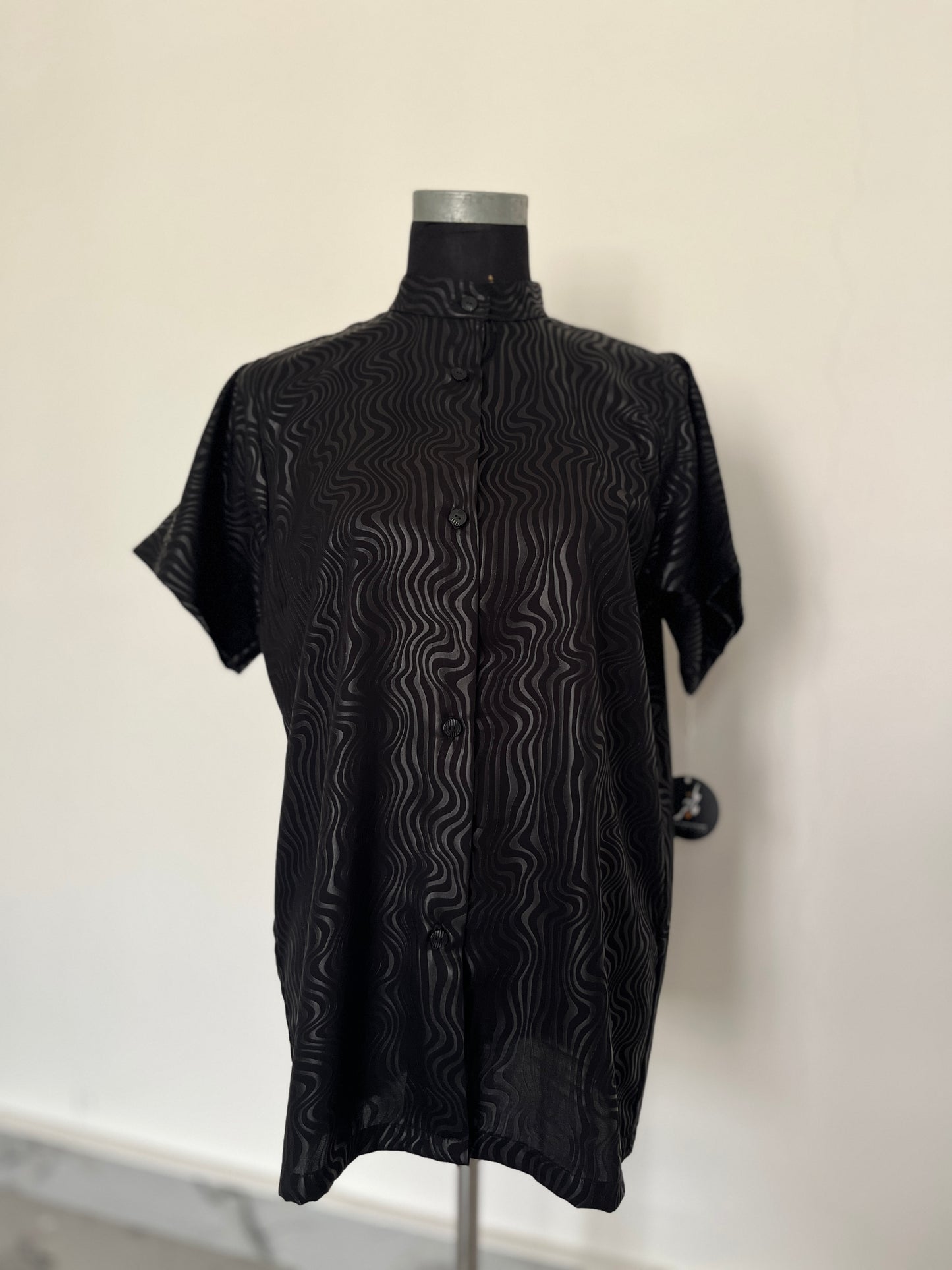 بلوزة حرير كم قصير بياقة تشاينيز  Short Sleeve Black Silk Button Down Shirts