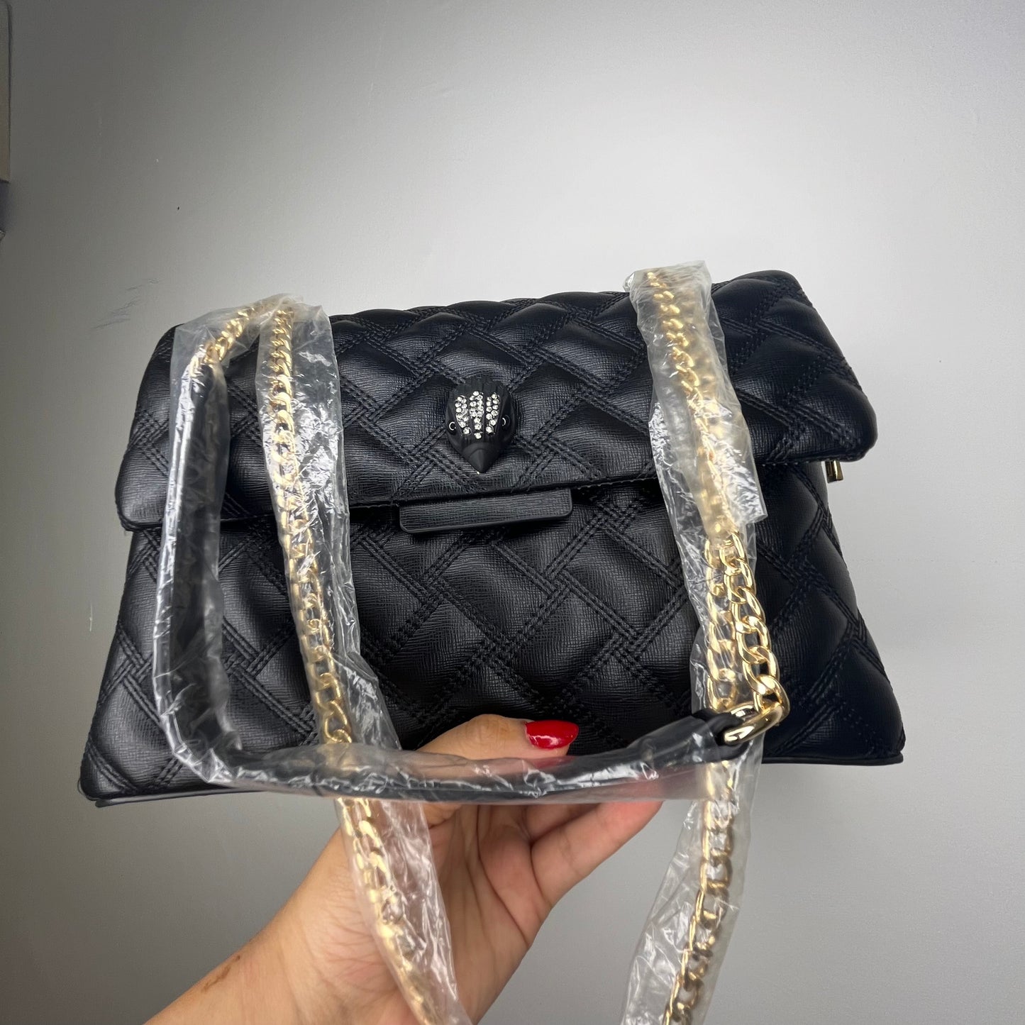 حقيبة يد سوداء مبطنة مزينة بشعار QUILTED EMBELLISHED EMBLEM BLACK HAND BAG