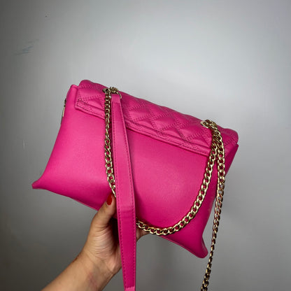 حقيبة يد وردي فوشيا مبطنة مزينة بشعار QUILTED EMBELLISHED EMBLEM FUCHSIA PINK COLOR HAND BAG