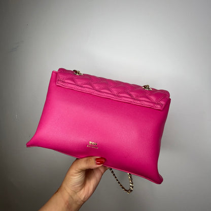 حقيبة يد وردي فوشيا مبطنة مزينة بشعار QUILTED EMBELLISHED EMBLEM FUCHSIA PINK COLOR HAND BAG