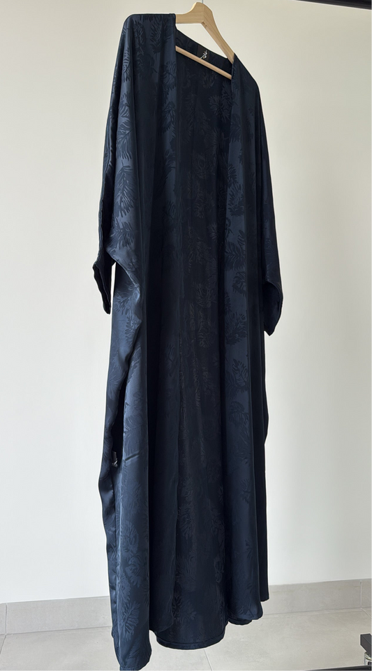 عباية يومية بنمط مورق ، لون أسود بقصة البشت ، Daily black leaves pattern bisht style cut abaya.