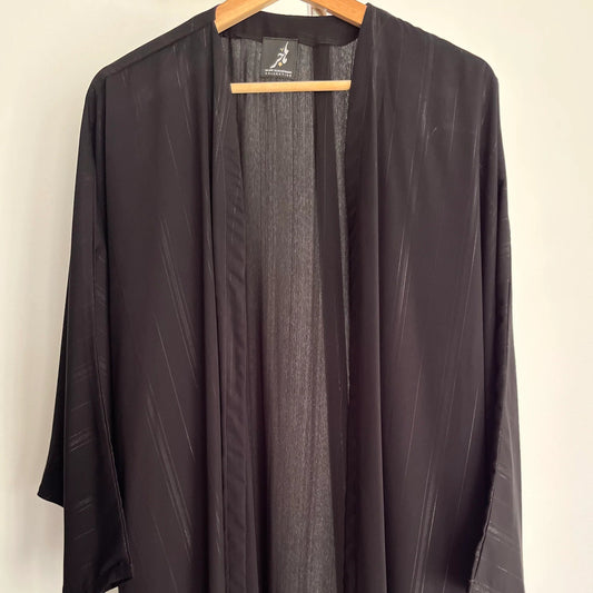 تفصيل عباية عملية يومية كريب ياباني أسود مخطط Striped Black Creap Everyday Abaya (Pre Order)