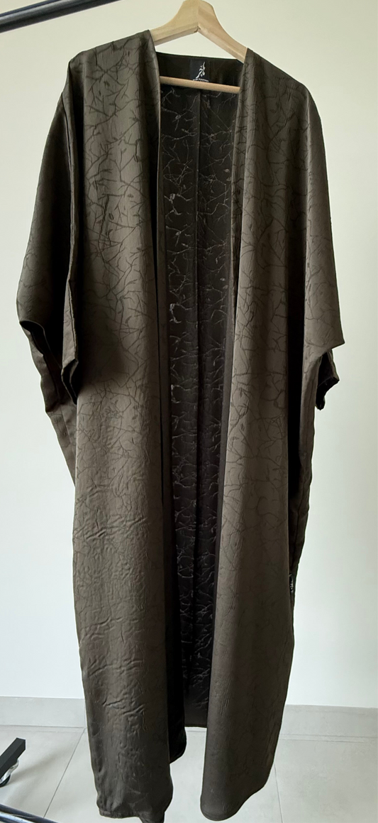 عباية يومية بنمط مورق ، لون أخضر بقصة البشت ، Daily green pattern bisht style cut abaya.