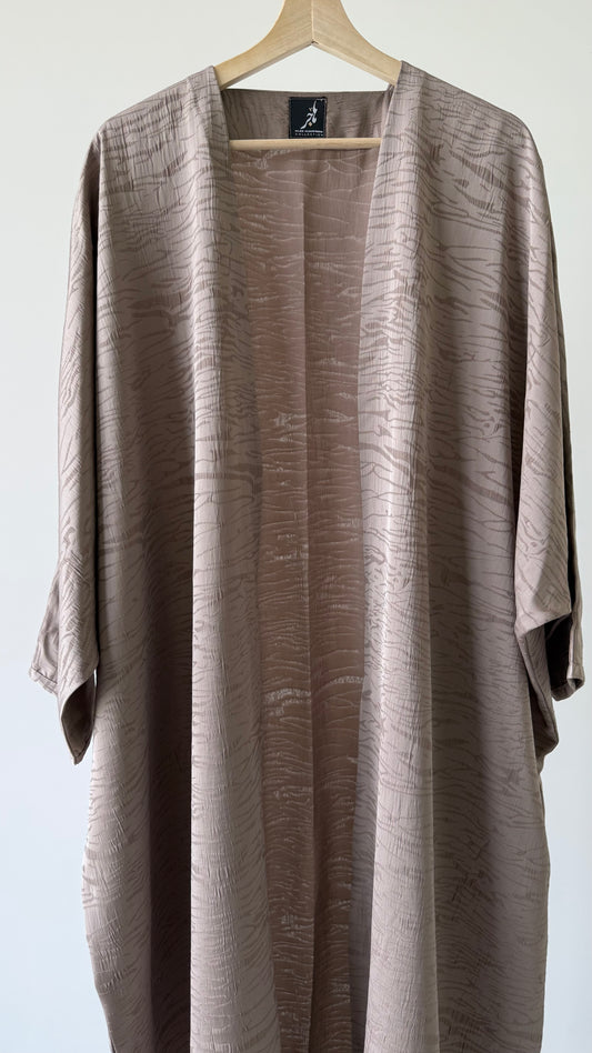 تفصيل عباية يومية بنمط زيبرا ، لون بني ذهبي بقصة البشت ، Daily brown zebra pattern bisht style cut abaya.