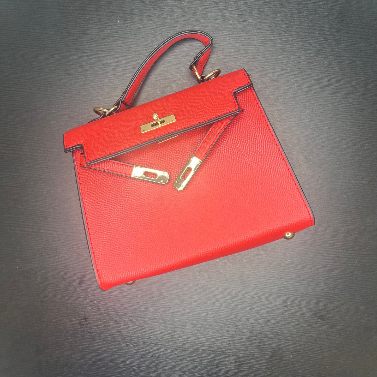 شنطة بلون أحمر قرمزي متوسطة Midum carmine red shoulder bag