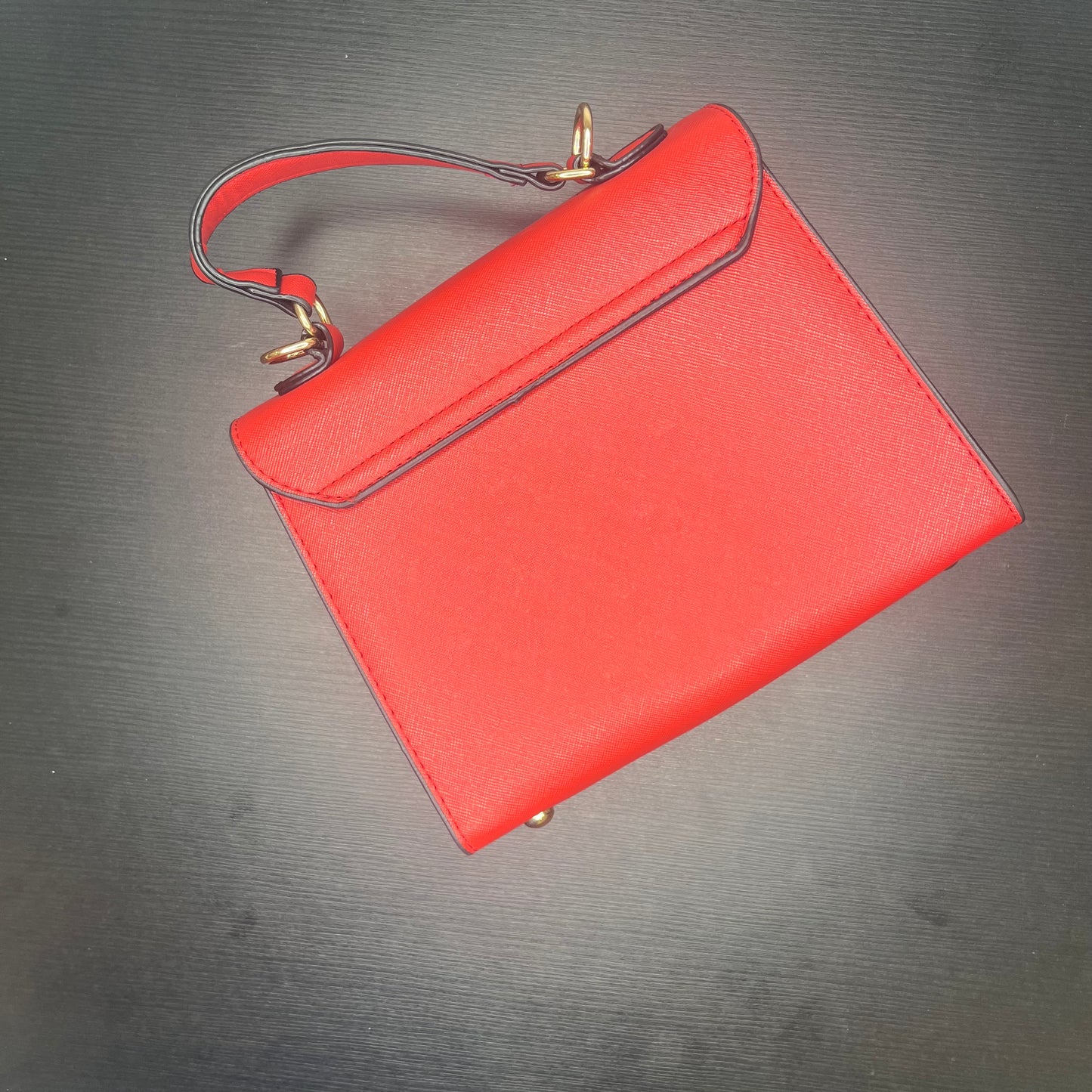 شنطة بلون أحمر قرمزي متوسطة Midum carmine red shoulder bag