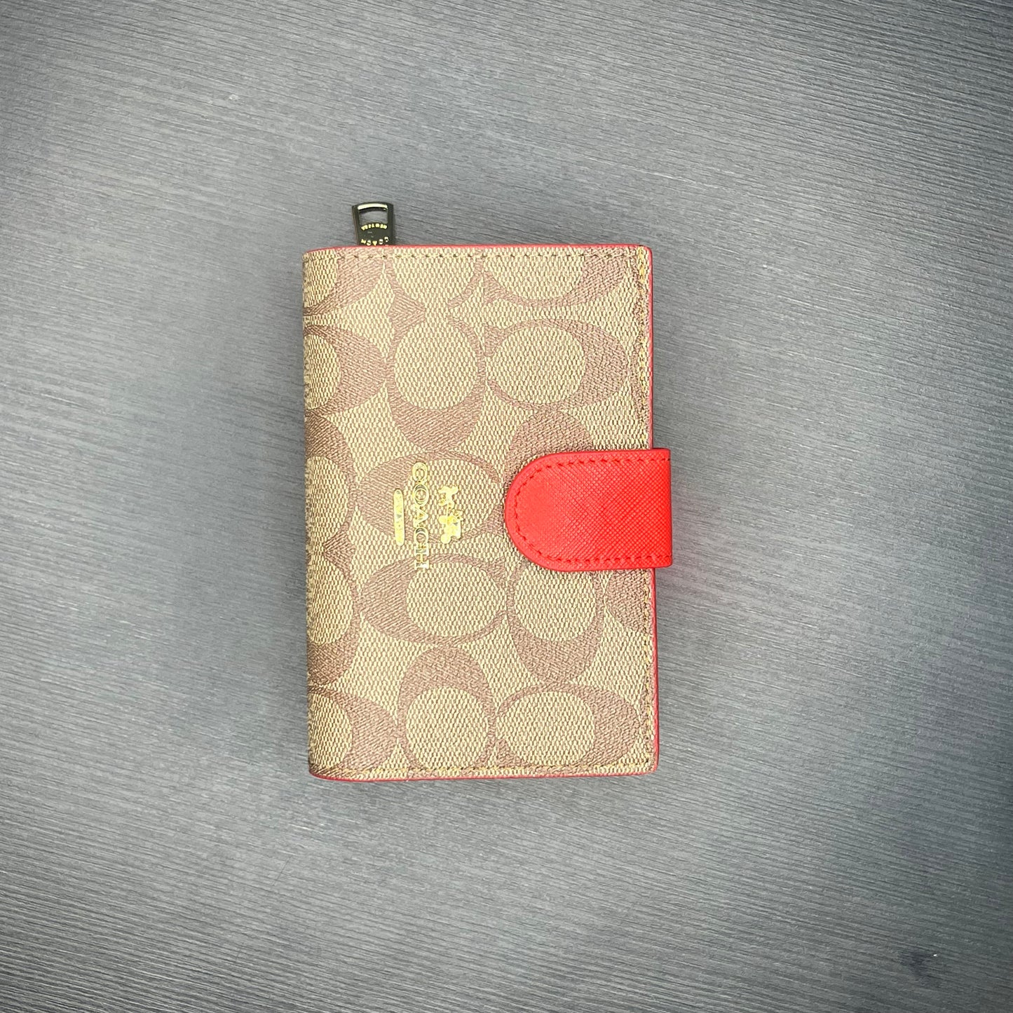 محفظة بنمط أحرف لون أحمر متوسطة  Medium CC patterned red wallet