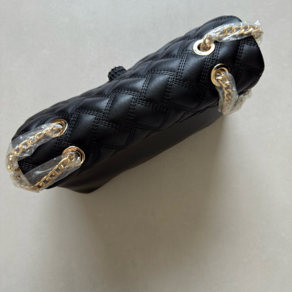 حقيبة يد سوداء مبطنة مزينة بشعار QUILTED EMBELLISHED EMBLEM BLACK HAND BAG