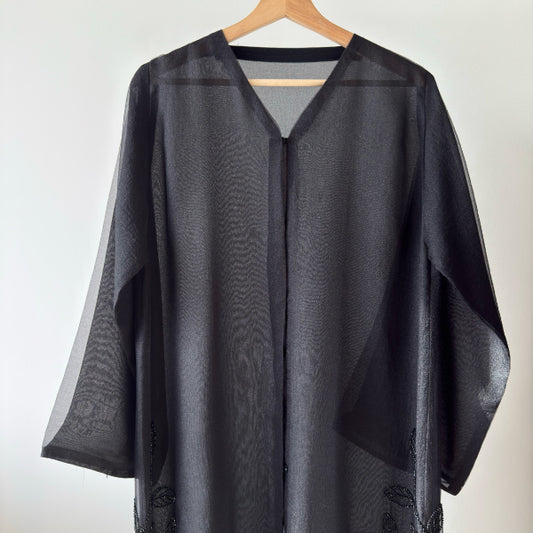  عباية اورجانزا وشيفون شك خرز
 ORGANZA & SHIFFION BLACK BEADED ABAYA

مغلقة بأزرار من الأمام . 
with Closed battened front.


•Abaya Size Chart : مقاسات العباية 
Shoulder 15 inch :الكتف
Sleeve length : 23 : طول الكم
Arm : 11 inch :ارتفاع الإبط 
Sleeve Opening  9 inch :فتحة الأكمام 
Chest 21 inch :الصدر 
Width: 24  inch :العرض 
Length: 54 inch :الطول  

•Fabric: Shifon , Organza  الخامة :شيفون ، اورجانزا 
•Cut: Straight Cut القصة :  مستقيمة 
•Style : Open مغلقة بأزرار من الأمام 
•Style note: everyday , يومية