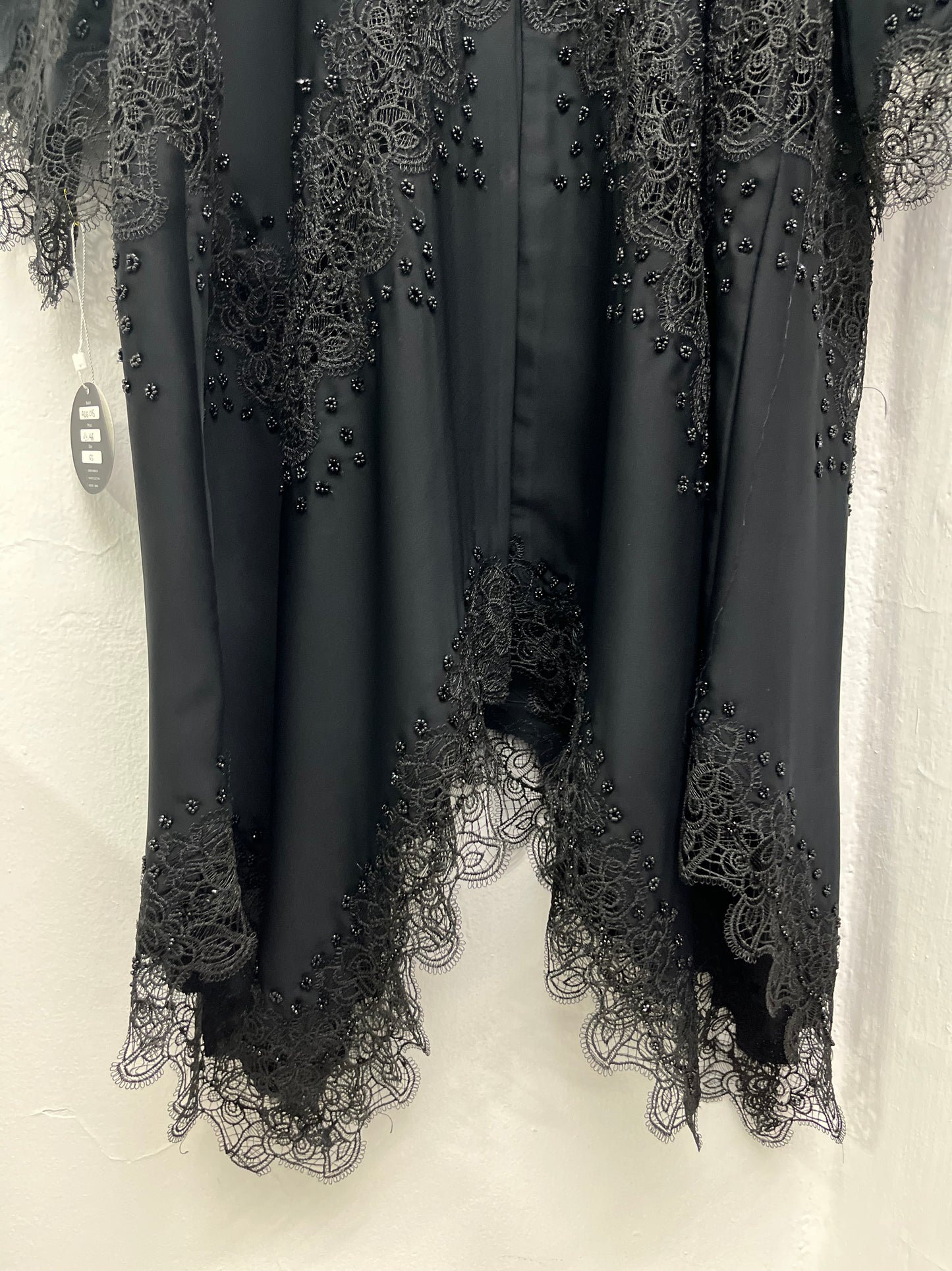 عباية ندا دانتيل ، مثلثات غير متساوية Nada Lace Abaya, Uneven Triangles